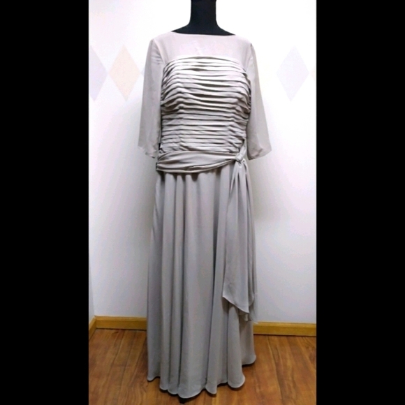 Izilady NWT gown with boning and pleats size 16 - Picture 3 of 15